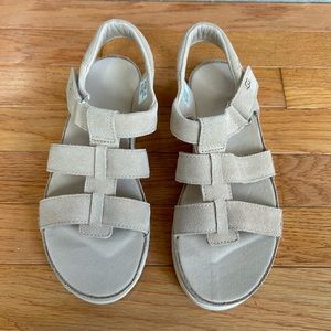 NWOB UGG Kids Goldenstar Strap Platform Sandals, Size 5 Youth.